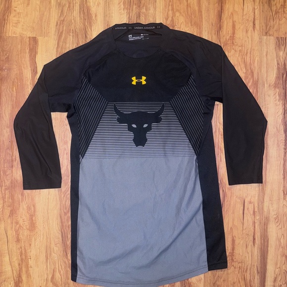Men’s sz Small Under Armour x Project Rock Shirt Black Chase Greatness 3/4 Sleev - Picture 1 of 4